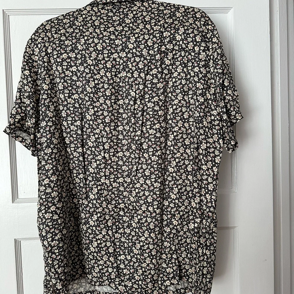 Casual Uniqlo Charcoal and Cream with Peach Floral Button Down Shirt Size XL - Picture 2 of 5